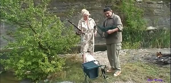  Due anziani vanno a pesca e trovano una giovane ragazza che prende il sole